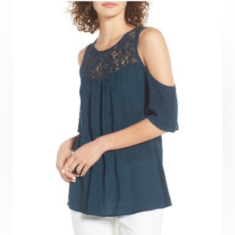 HINGE LACE COLD SHOULDER TOP
